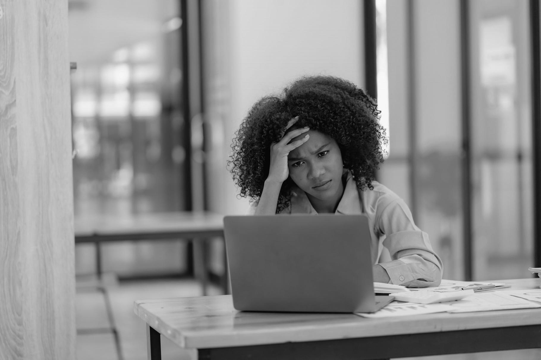 Persona revisando documentos financieros y planificando su presupuesto mensual