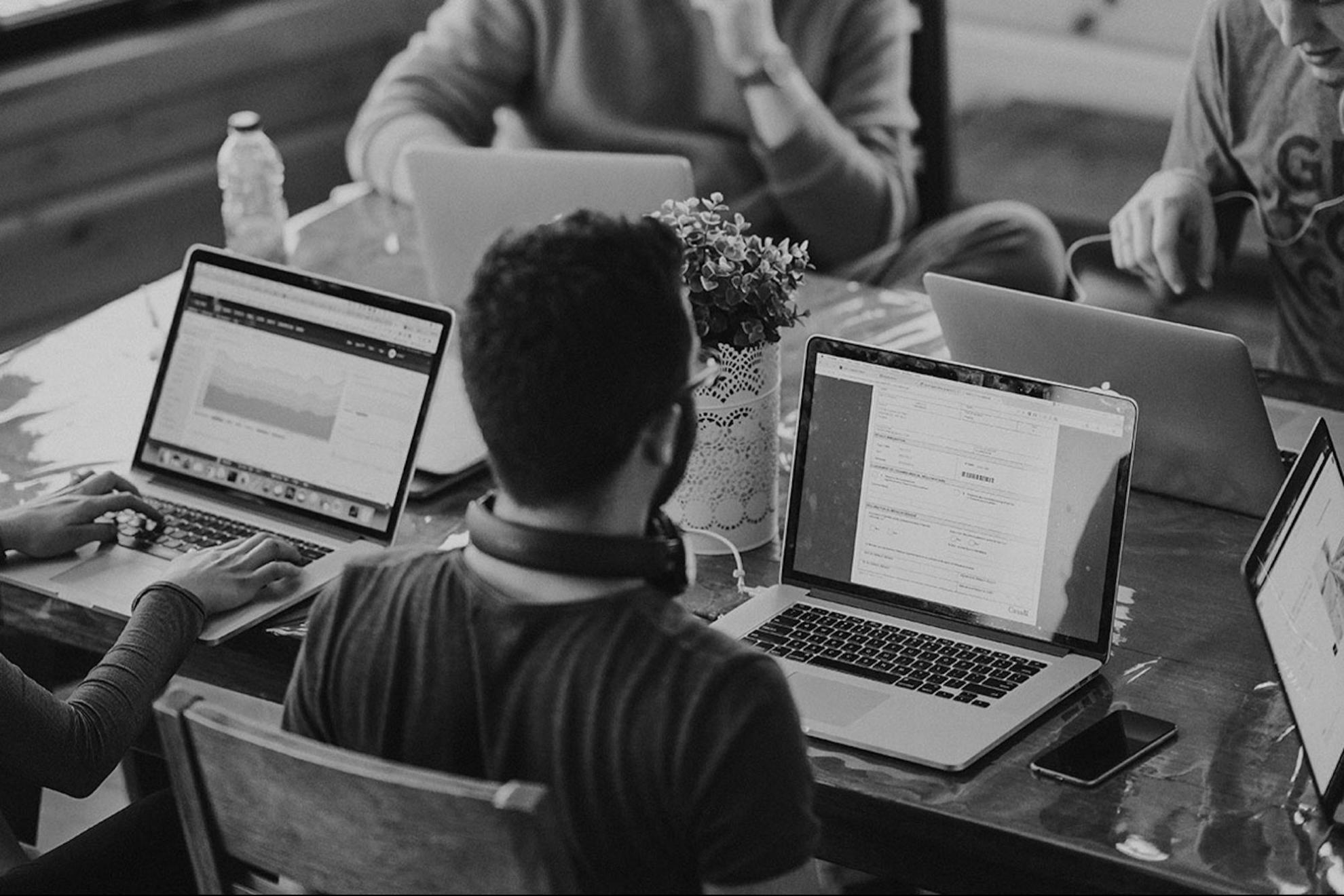 Persona estudiando gestión financiera en dispositivo móvil desde casa